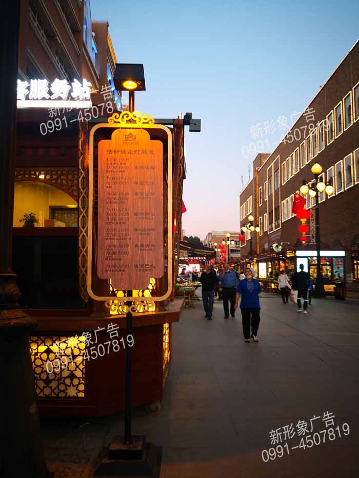 燈桿廣告牌制作，采用異形雕花工藝制作的燈桿廣告牌，具有照明功能同時達(dá)到美陳裝飾的廣告效應(yīng)。